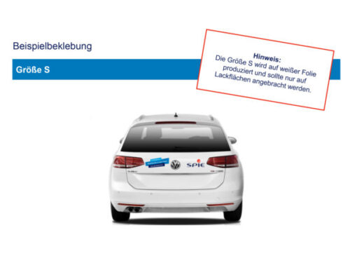 Rückansicht eines weißen Autos mit blauen und roten Aufklebern, darüber wird deutscher Text angezeigt.