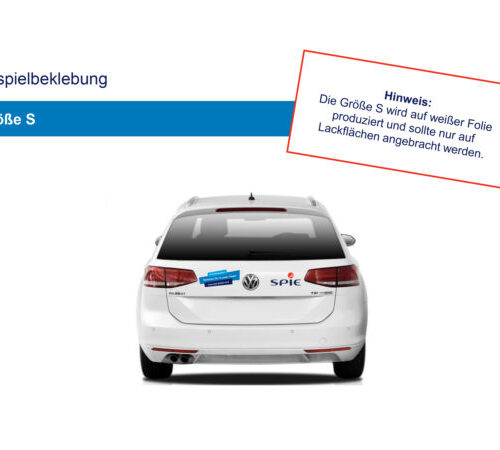 Rückansicht eines weißen Autos mit blauen und roten Aufklebern, darüber wird deutscher Text angezeigt.