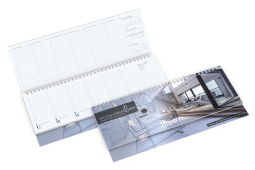 Zwei Tisch-Querkalender mit Spiralstruktur: einer offen für die Wochenansicht, einer stilvoll geschlossen.