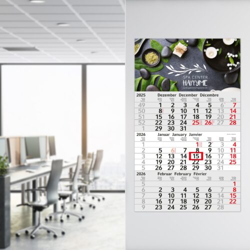 Wandkalender für 2025 in einem Büro, der die Monate Dezember, Januar und Februar zeigt.