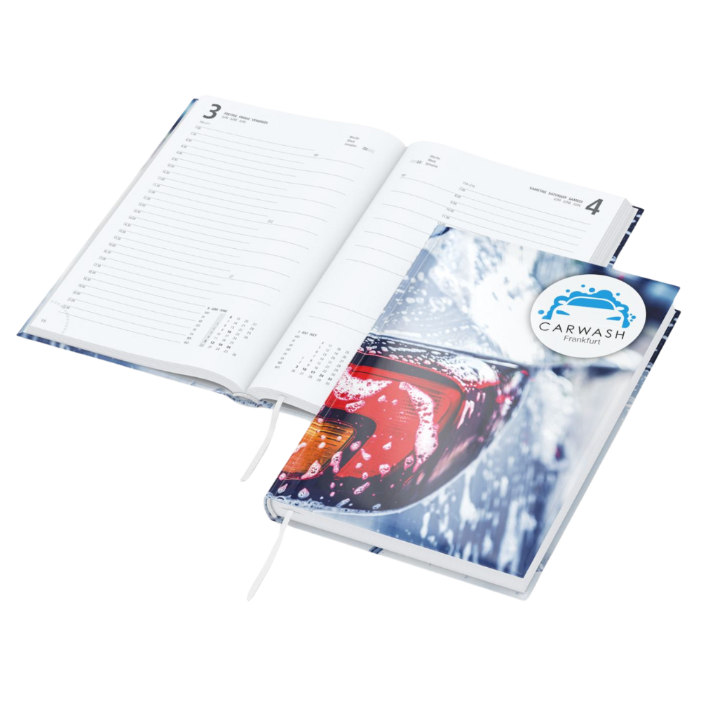 Offener Planer-Kalender mit Autowaschanlagen-Cover und sichtbaren Kalenderseiten.
